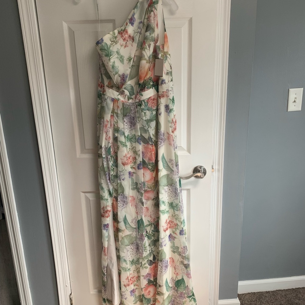 Davis bridal one shoulder gown size 12 never worn still has tags